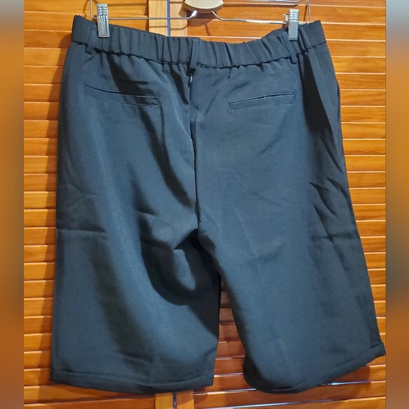 Men's black cuffed shorts with hidden rear zipper - Picture 2 of 8